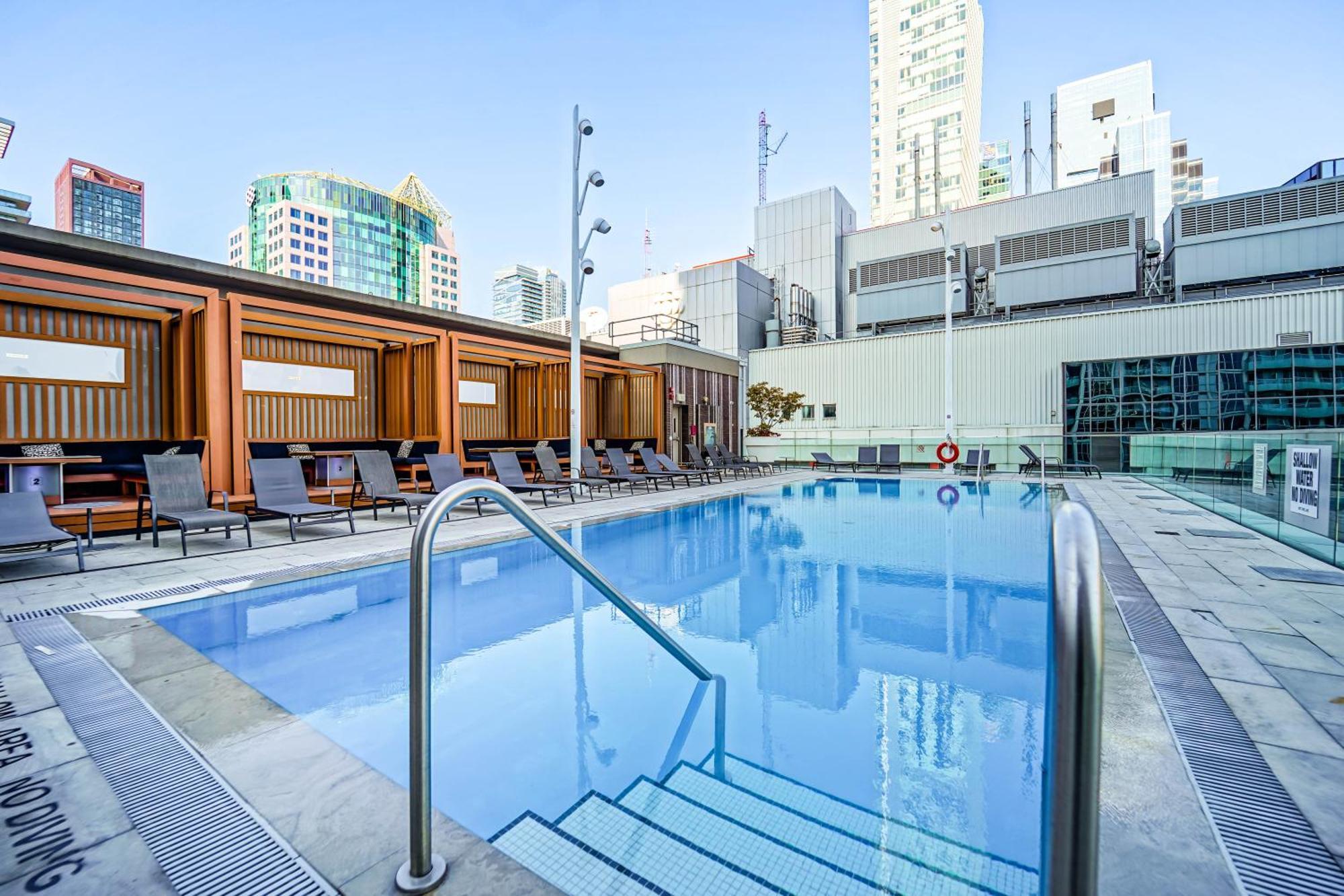 Chol Furnished Suites Heart Of Downtown Toronto, 2 Beds, Free Parking, Cn Tower View מראה חיצוני תמונה