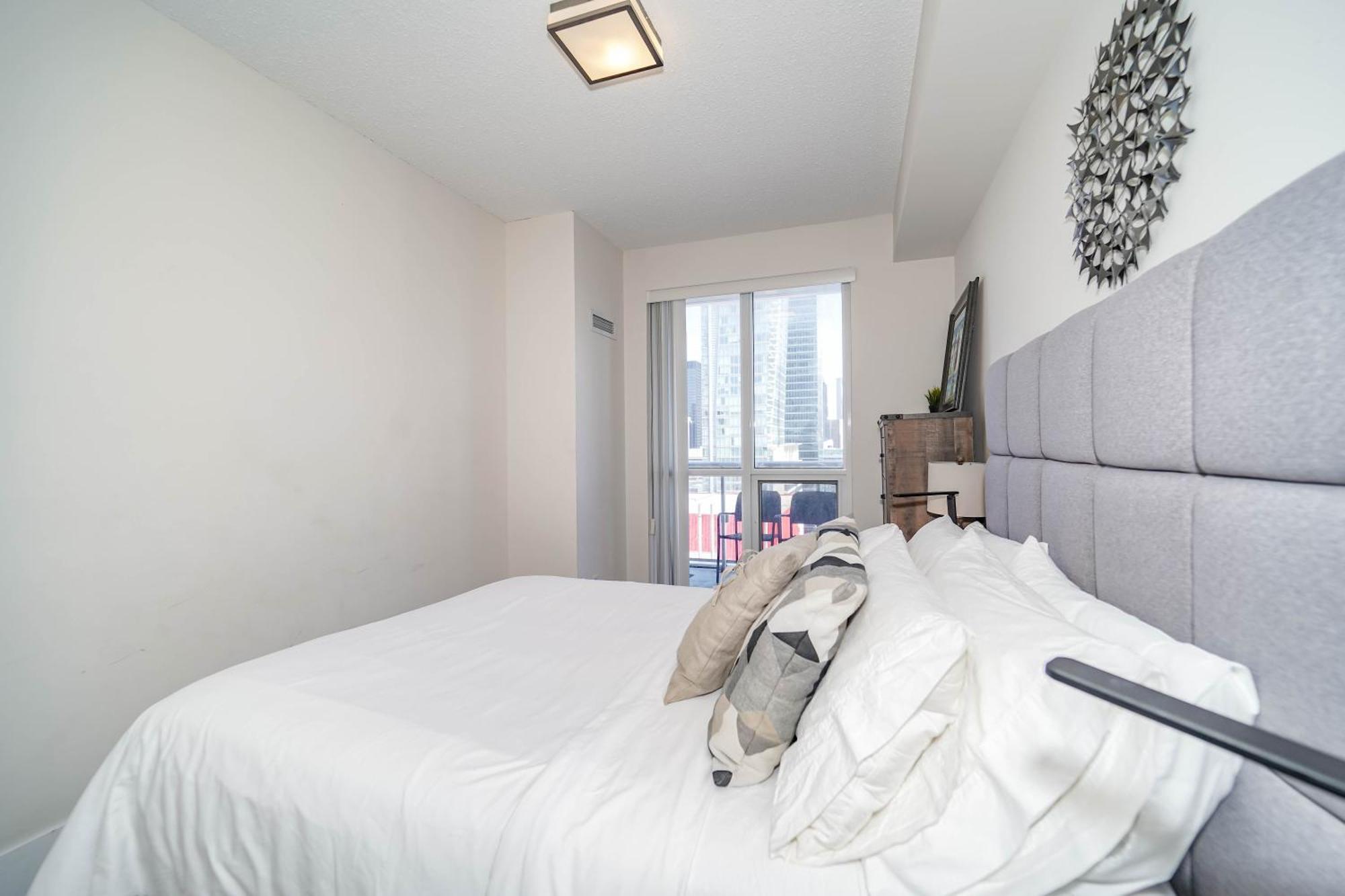 Chol Furnished Suites Heart Of Downtown Toronto, 2 Beds, Free Parking, Cn Tower View מראה חיצוני תמונה