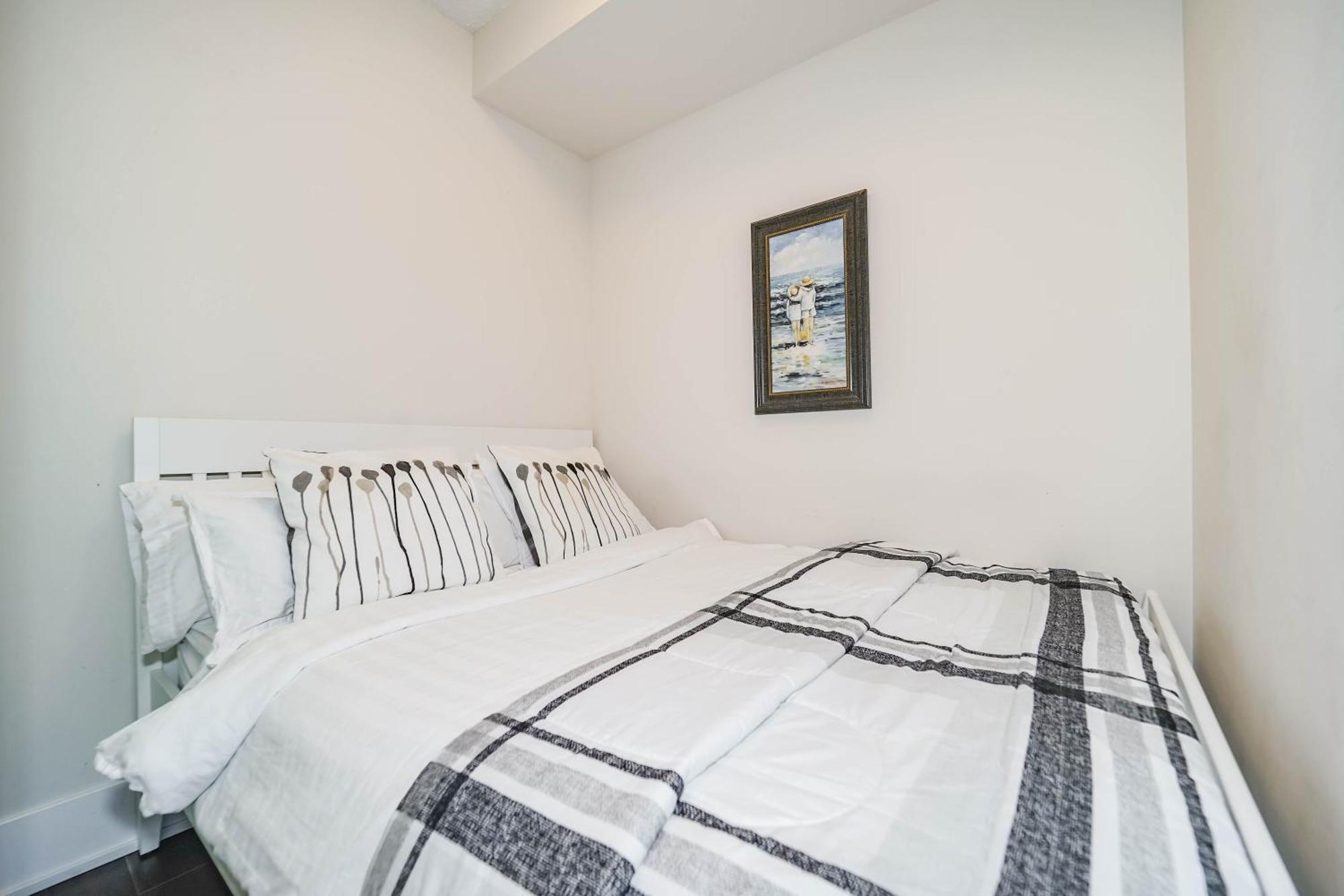 Chol Furnished Suites Heart Of Downtown Toronto, 2 Beds, Free Parking, Cn Tower View מראה חיצוני תמונה