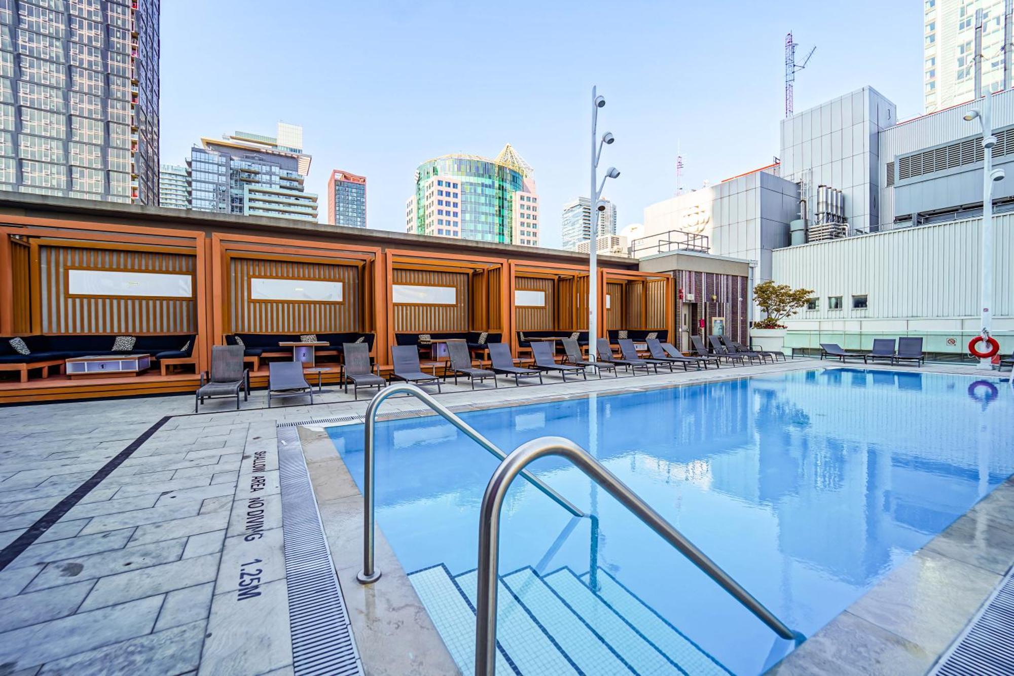 Chol Furnished Suites Heart Of Downtown Toronto, 2 Beds, Free Parking, Cn Tower View מראה חיצוני תמונה
