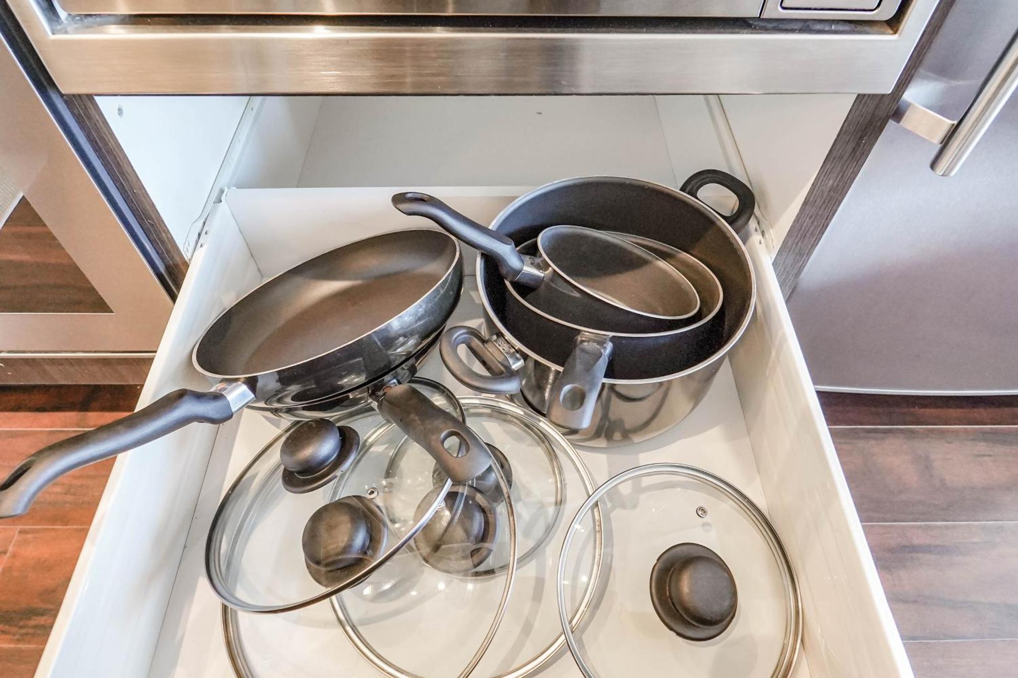Chol Furnished Suites Heart Of Downtown Toronto, 2 Beds, Free Parking, Cn Tower View מראה חיצוני תמונה